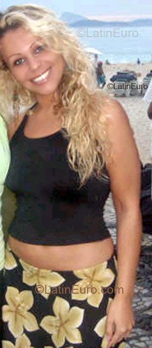 Date this good-looking Brazil girl Andreza from  B-272
