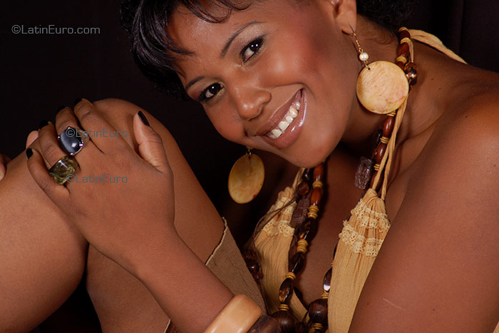 Date this charming Brazil girl Diomar from  B1899