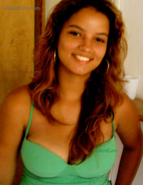 Date this nice looking Brazil girl Cinthya from Maceio B1993