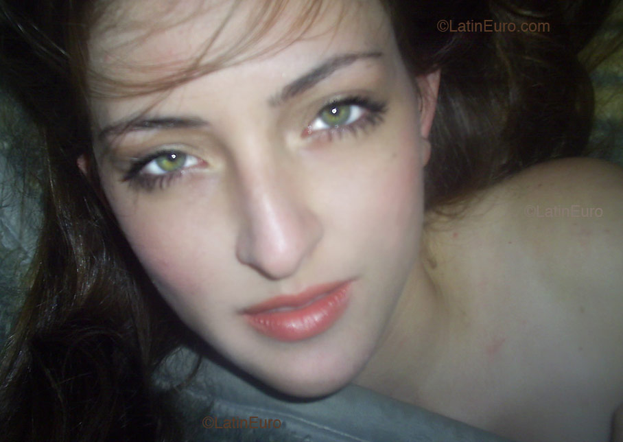 Date this voluptuous Brazil girl Aline from  B2167