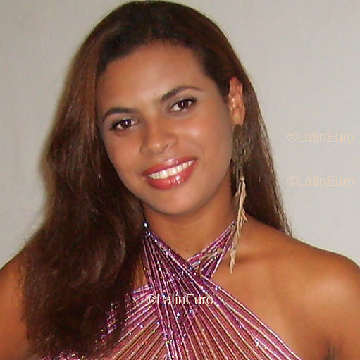 Date this athletic Brazil girl Nildes from SALVADOR B4091