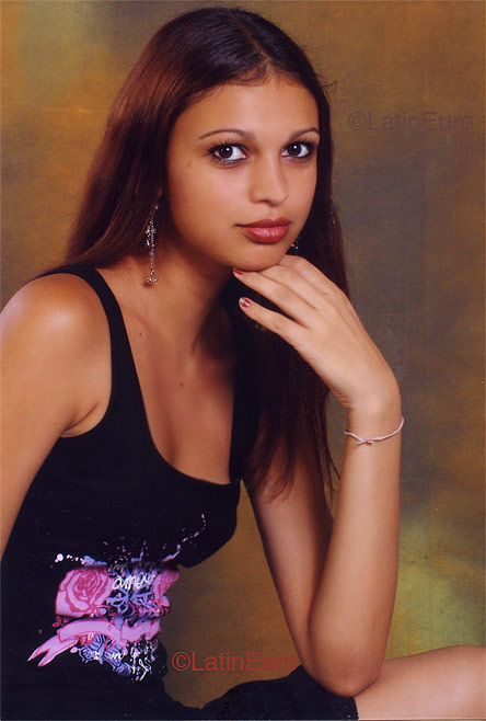 Date this sultry Brazil girl Ana from UBERLANDIA B4218