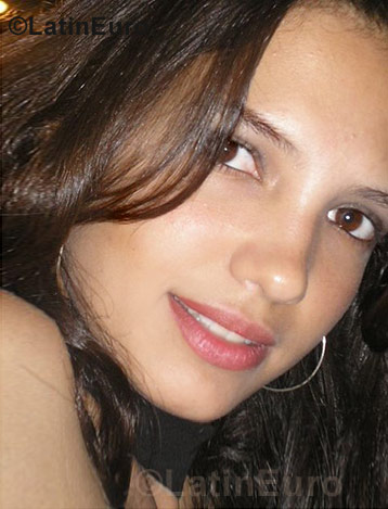 Date this charming Brazil girl Alyne from Brasilia B749