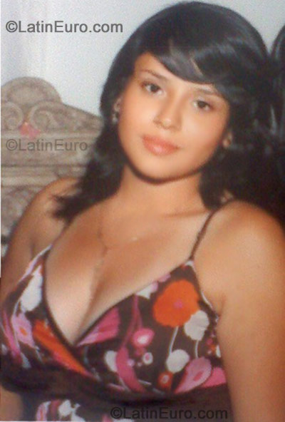 Date this attractive Colombia girl Viviana from Cali C7914