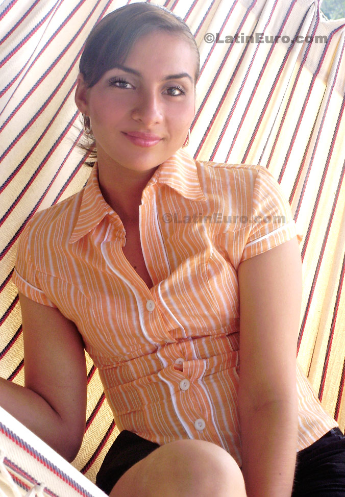 Date this athletic Colombia girl Edna from Neiva C8155