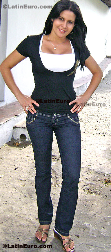 Date this pretty Colombia girl Sofia-Colo from Bucaramanga C8240