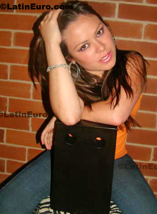 Date this passionate Colombia girl Damaris from  C8285
