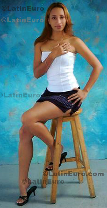 Date this sensual Colombia girl Adriana from Cali C8517