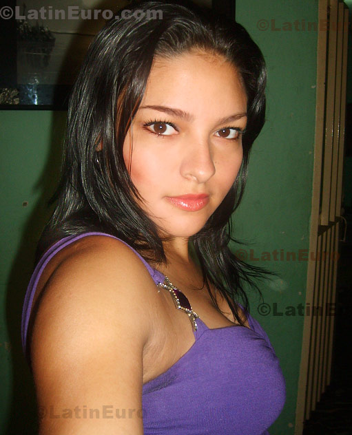 Date this athletic Colombia girl Lina from  C8531