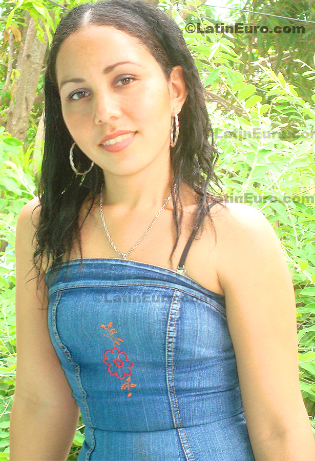 Date this athletic Colombia girl Carmen from  C8601