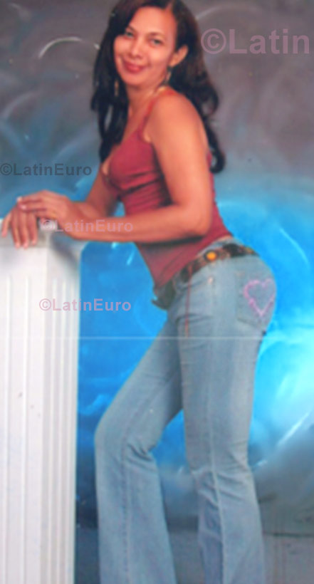Date this charming Colombia girl Rubis from Cartagena C8722