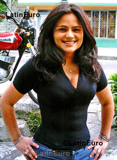 Date this attractive Colombia girl Andrea from Pereira C8777