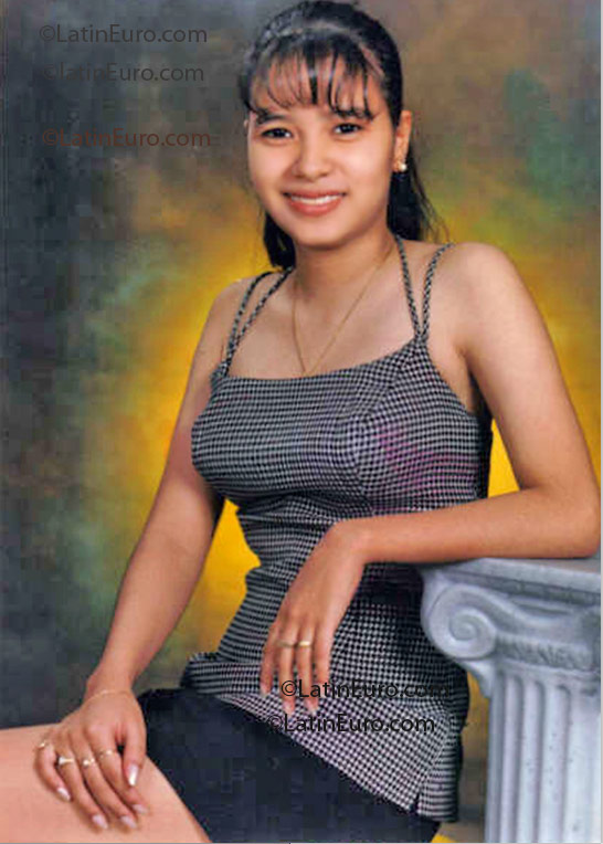 Date this pretty Colombia girl Flor from Cali C9028