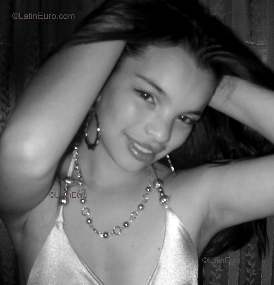 Date this nice looking Colombia girl Maria from Bogota C9111