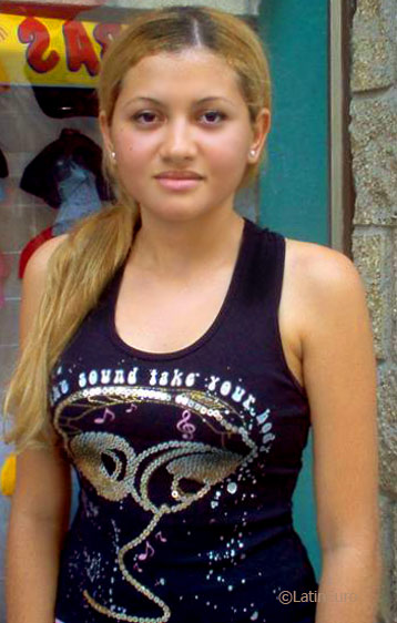 Date this happy Colombia girl Monica from Cartagena C9405