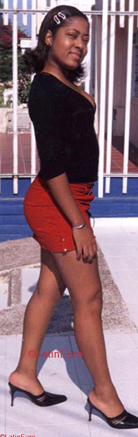 Date this nice looking Colombia girl Yolima from  C9530