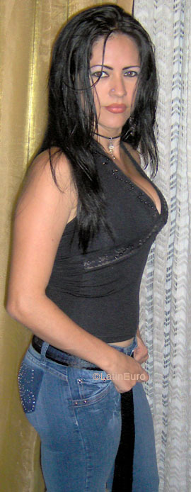 Date this fun Colombia girl Alba from Armenia C9651