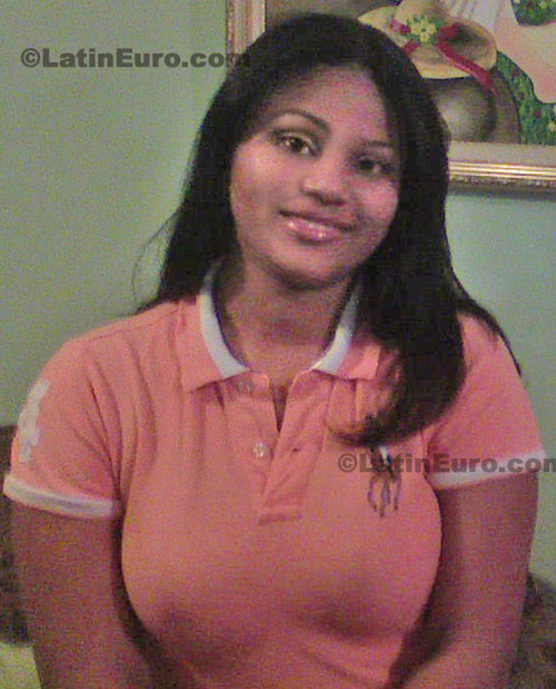 Date this attractive Dominican Republic girl Yokasta from Santo Domingo N-1102