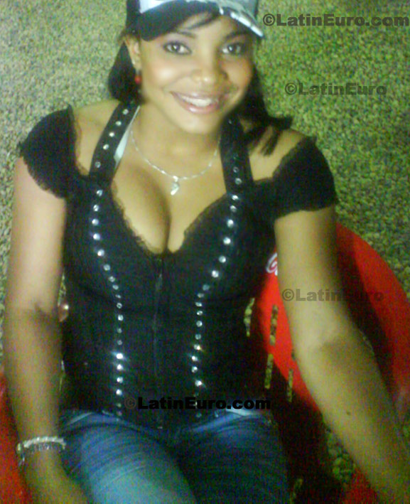 Date this beautiful Dominican Republic girl Natoya from La Vega N-1118