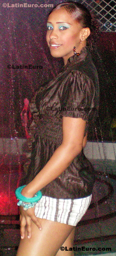 Date this athletic Dominican Republic girl Yaneris from Santiago N-1188