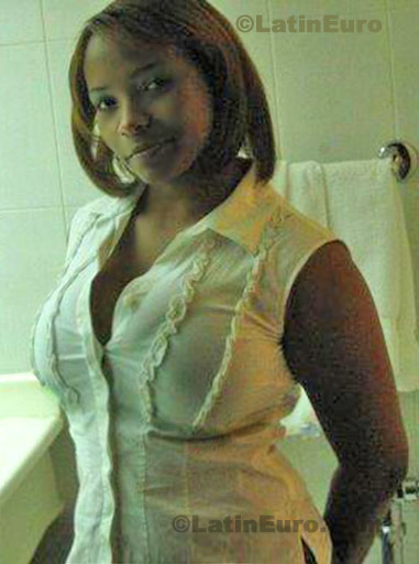 Date this happy Dominican Republic girl Cynthia from Santo Domingo Este N-1350
