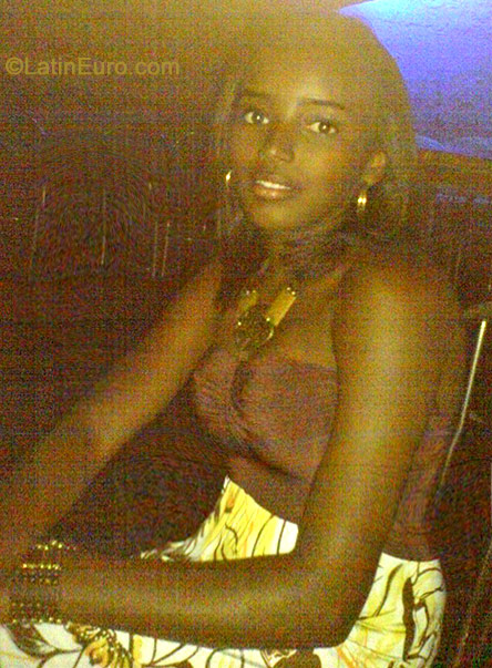 Date this happy Dominican Republic girl Diana from Santo Domingo N-1528