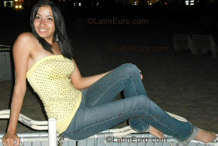 Date this funny Dominican Republic girl Pamela from Santo Domingo N-303