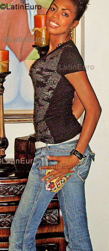 Date this foxy Dominican Republic girl Kinberlin from La Vega N-394