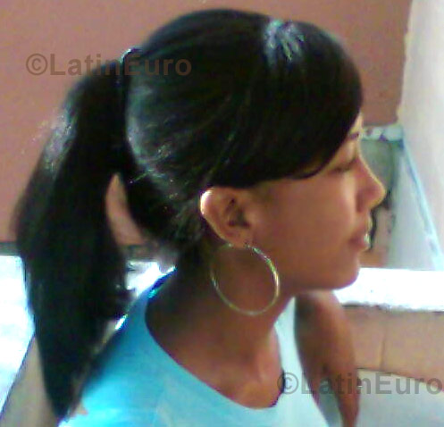 Date this nice looking Dominican Republic girl Rhina from Santo Domingo N-611
