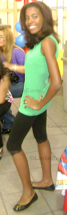 Date this attractive Dominican Republic girl Jenniffer from Santo Domingo N-676