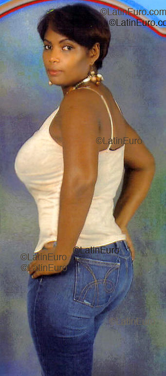 Date this pretty Dominican Republic girl Diomaris from San Cristobal N123