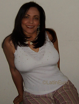 Date this nice looking Dominican Republic girl Luz from Santo Domingo N1264