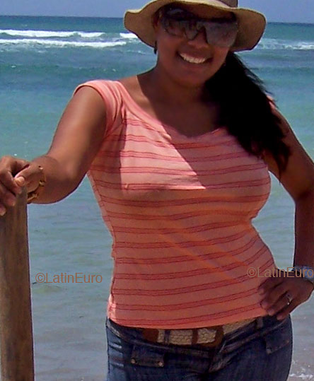 Date this sensual Dominican Republic girl Cesarina from Santo domingo N1391