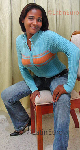 Date this happy Dominican Republic girl Yesenia from Santiago N192