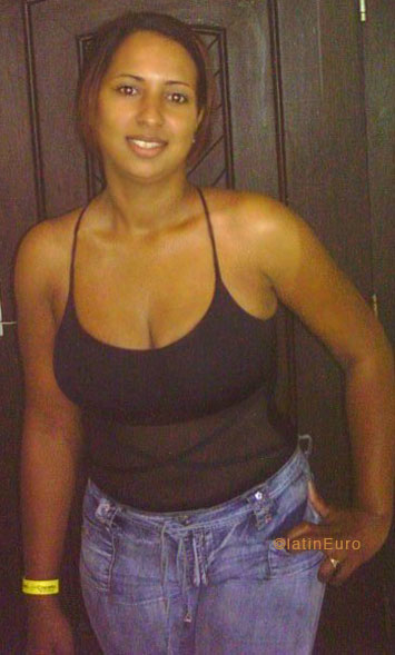 Date this good-looking Dominican Republic girl Damaris from Santo Domingo N2161