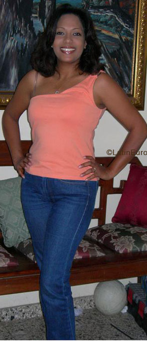 Date this attractive Dominican Republic girl Dorca from Santo Domingo N2236