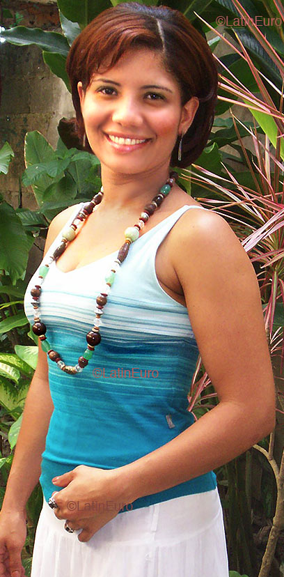 Date this nice looking Dominican Republic girl Grisel from San Cristobal N422