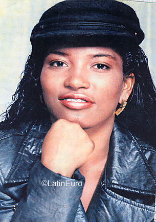 Date this attractive Brazil girl Cristiane from SALVADOR B9879