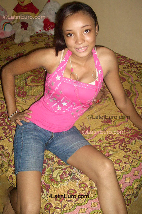 Date this lovely Dominican Republic girl Esther from Santo Domingo DO72