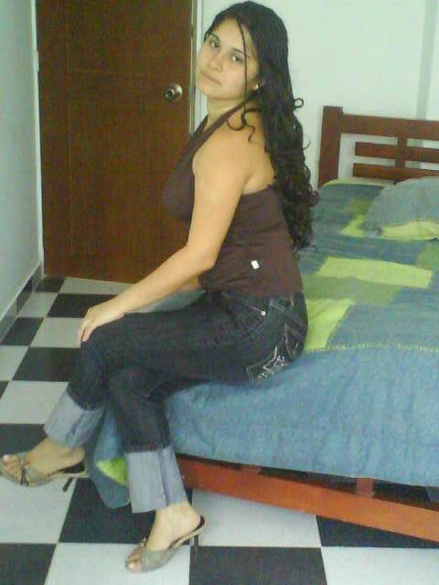 Date this good-looking Colombia girl Diana.21 from Armenia CO259