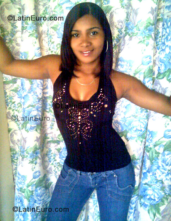 Date this sensual Dominican Republic girl Miguelina from Santo Domingo DO408