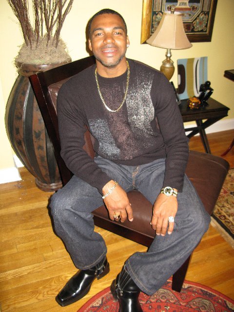 Date this pretty Bermuda man Tahir from Hamilton DO519