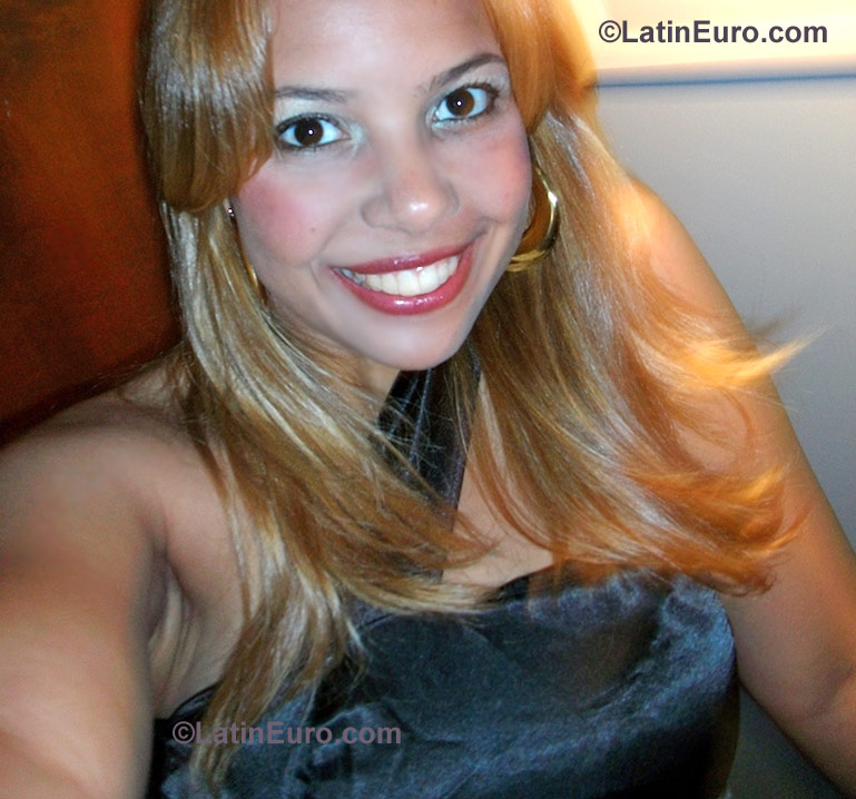 Date this happy Brazil girl Carolina from Juiz De Fora BR825