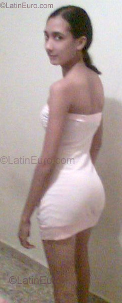 Date this happy Dominican Republic girl Diana from Santo Domingo DO664