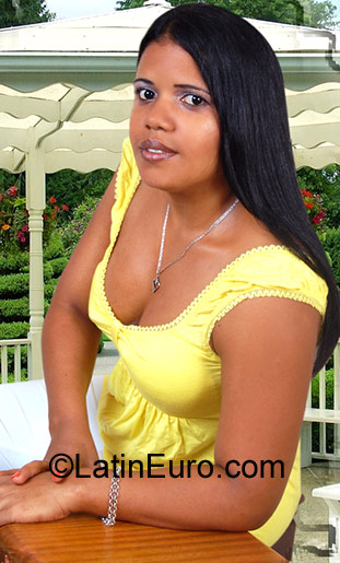 Date this voluptuous Dominican Republic girl Ara_3000 from Santiago DO887
