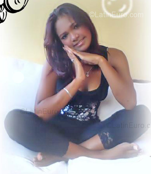 Date this charming Dominican Republic girl Allerin Geraldina from Santo Domingo DO1249