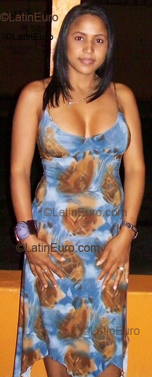 Date this cute Dominican Republic girl Yomaris from Santo Domingo DO1333