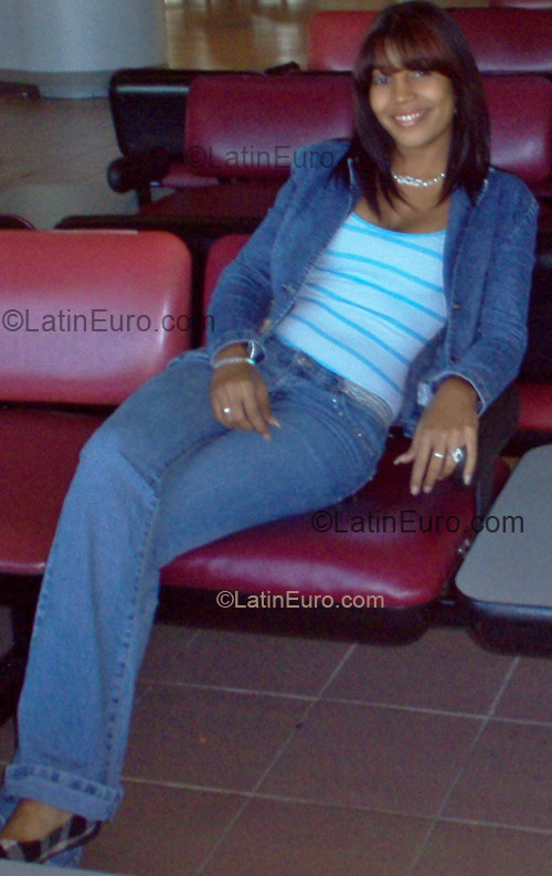 Date this happy Dominican Republic girl Angela from Santo Domingo DO1448