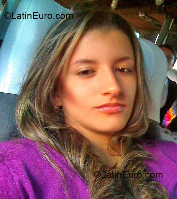 Date this good-looking Colombia girl Paocute from Cali CO1456