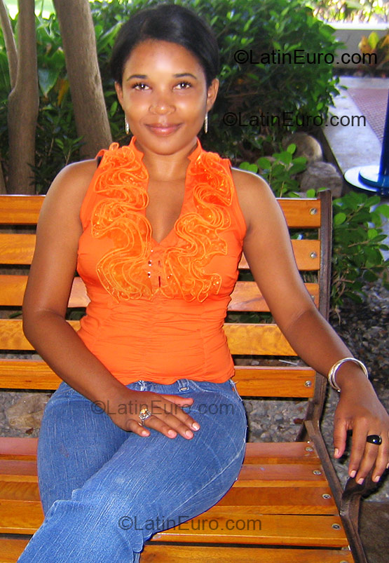 Date this sensual Dominican Republic girl Diana Carolina from Santo Domingo DO1653